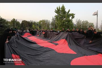 اهتزاز پرچم عزای حسینی بر فراز برج پرچم ایران 15