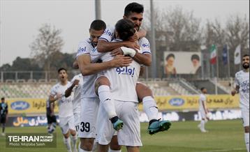 دیدار تیم‌های فوتبال پیکان و استقلال 13