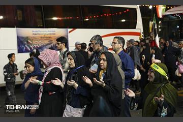 آیین بدرقه زائر اولی‌ها به‌ سوی عتبات عالیات در میدان انقلاب 33