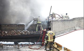 آتش‌سوزی انبار چسب در بازار تهران 38
