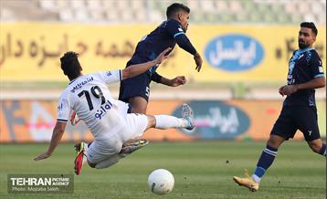 دیدار تیم‌های فوتبال پیکان و استقلال 19