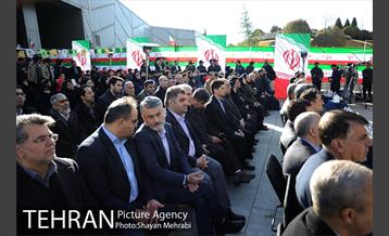 در آغاز چهلمین فجر انقلاب، آیین اهتزاز بزرگترین پرچم مقدس کشورمان با حضور شهردار تهران 27