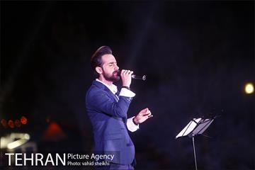 ویژه برنامه شب فیروزه ای در دریاچه شهدای خلیج فارس  32