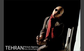 نمایش "همه چیز می گذرد، تو نمی گذری" 4