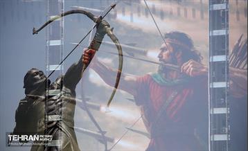 رونمایی از مجسمه آرش کمانگیر در میدان ونک 17