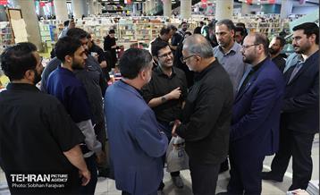 بازدید شهردار تهران از رویداد "اردی‌بهشت کتاب" 16