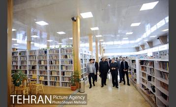 کتابگردی پیروز حناچی سرپرست شهرداری تهران در روز کتاب 18