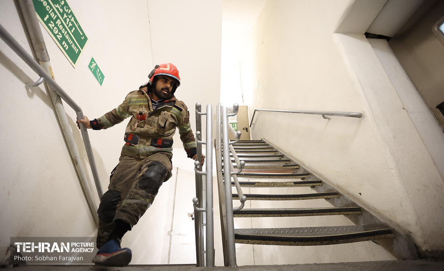 مسابقه پله‌نوردی آتش‌نشانان در برج میلاد 7