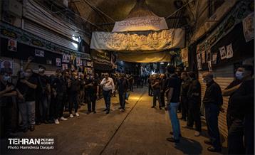 شاید قدمت چهارپایه خوانی به یک قرن برسد. این رویه در راسته های بازار تهران از قدیم وجود داشت