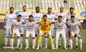 دیدار تیم‌های فوتبال پیکان و استقلال 12