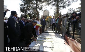 زیارت شهردار تهران از قبور شهدای دفاع مقدس 3