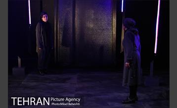 نمایش در اتاق باد می وزد 6