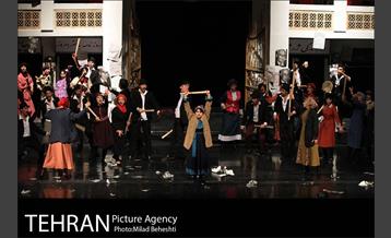 نمایش راپورت های شبانه دکتر مصدق‎ 18