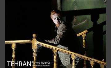 نمایش بی پدر‎ 11