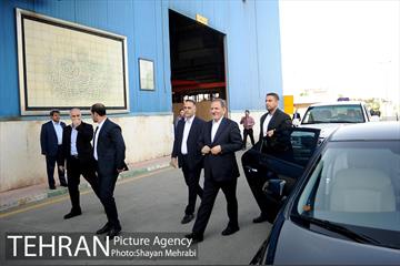 بازدید معاون اول رئیس جمهور به همراه شهردار تهران از کارخانه واگن‌سازی تهران 13