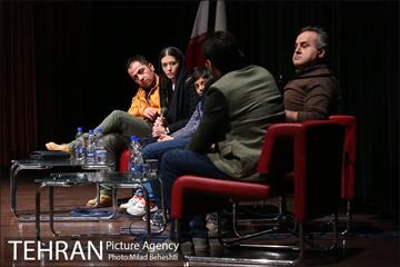 نشست نقد و بررسی فیلم لاک قرمز در فرهنگسرای ارسباران‎ 7