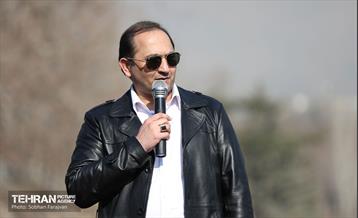 پنجره‌ای رو به آسمان آبی در منطقه 3 8