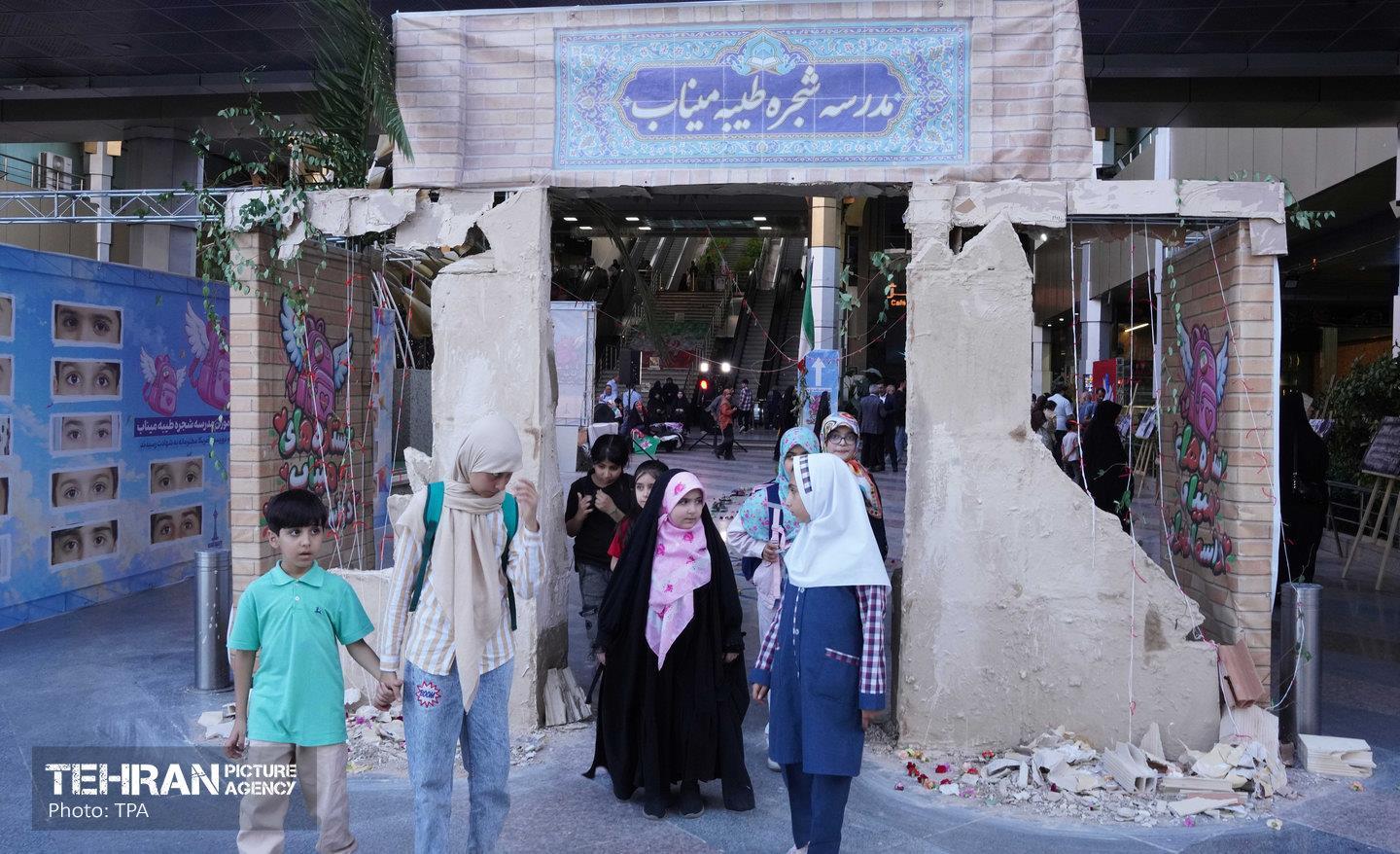 پرواز بادبادک‌ها به یاد شهدای دانش آموزان میناب در آسمان برج میلاد 15