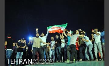 شادی خیابانی مردم بعد از پیروزی تیم ملی ایران 4