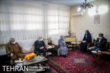 دیدار شهردار تهران با مادر شهیدان خالقی پور 6