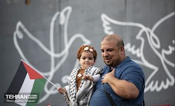 استقبال از خانواده شهدای غزه در میدان فلسطین تهران 14