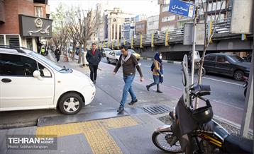 بی قانونی؛ تعرض به حریم پیاده راه 17