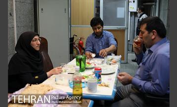 عبادت و خدمت؛ ایستگاه مترو امام خمینی(ره) 1