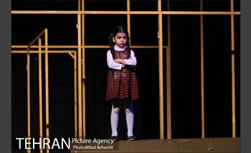 نمایش من خیال تو نیستم‎ 11