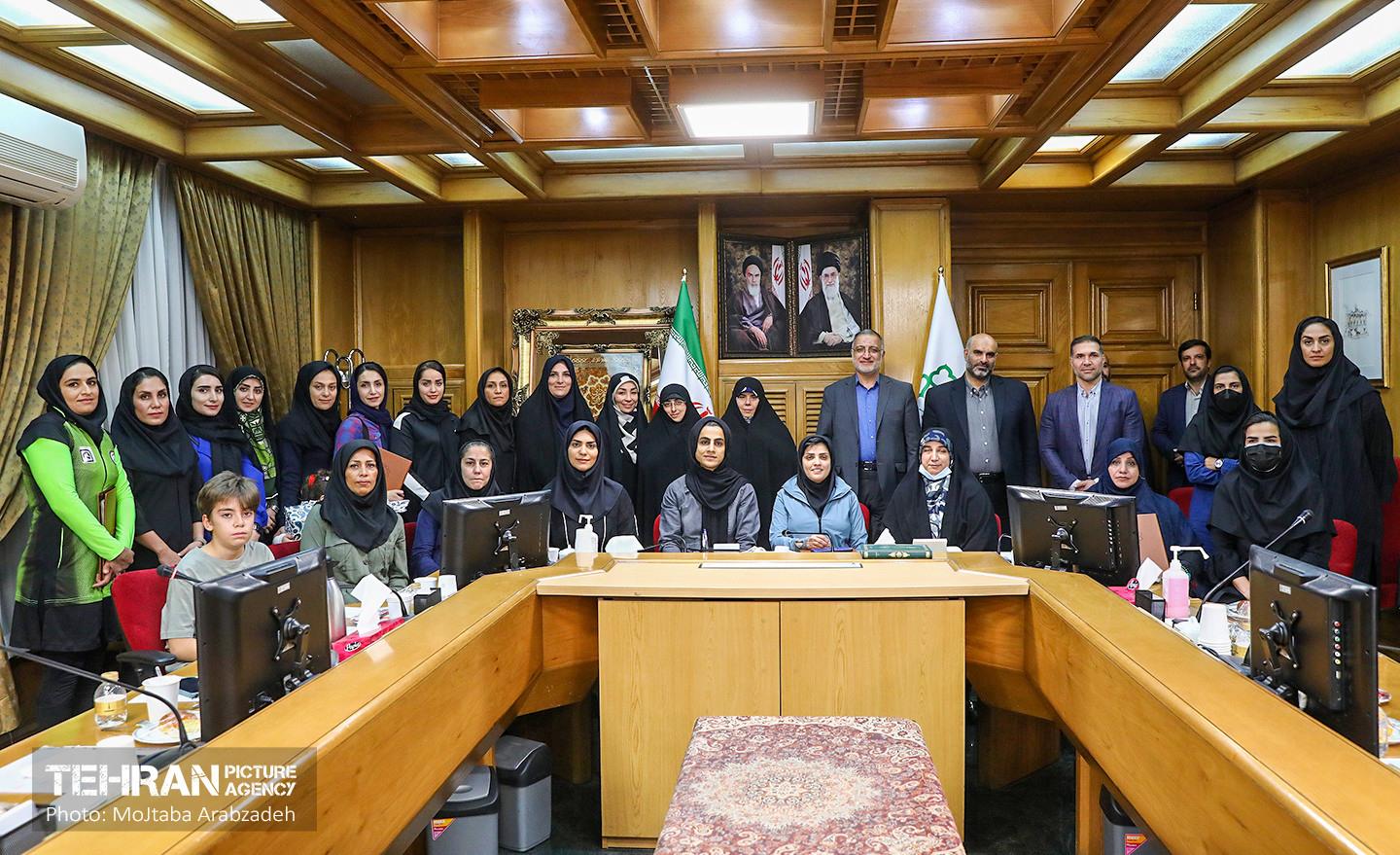 تقدیر از بانوان مدال آور  35