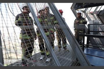 مسابقه پله‌نوردی آتش‌نشانان در برج میلاد 4