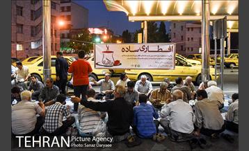 مراسم افطاری ساده در پایانه های تاکسیرانی شهر تهران 15