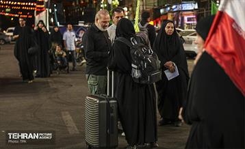 آیین بدرقه زائر اولی‌ها به‌ سوی عتبات عالیات در میدان انقلاب 45