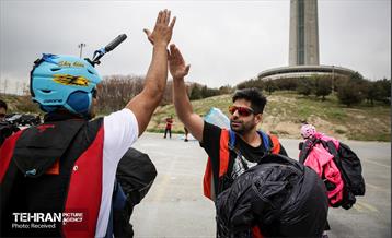 پرش چتربازان به مناسبت روز جمهوری اسلامی 10