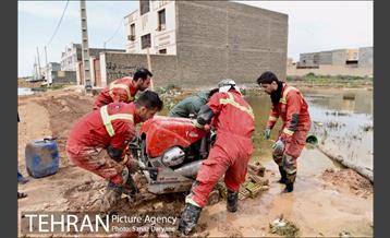 عملیات تخلیه کامل آب شهرک مسکونی پیام اهواز 5