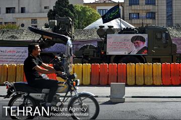 نمایشگاه دفاع مقدس در میدان بهارستان 25
