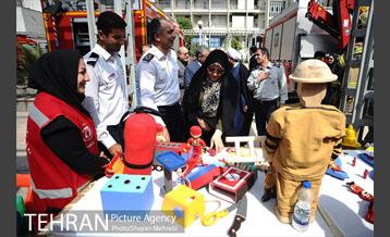 بازدید اعضای شورای اسلامی شهر از نمایشگاه آتش نشانی 25