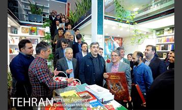 کتابگردی پیروز حناچی سرپرست شهرداری تهران در روز کتاب 42