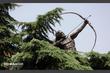 رونمایی از مجسمه آرش کمانگیر در میدان ونک 3