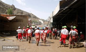 تلاش نیروهای امدادی شهرداری تهران برای تخلیه مناطق سیل زده کن