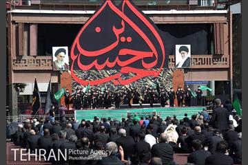 مراسم عزاداری ظهر عاشورا در میدان امام حسین(ع) 11
