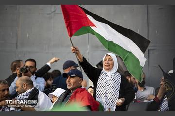 استقبال از خانواده شهدای غزه در میدان فلسطین تهران 18