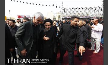 حضور شهردار برای اقامه نماز ظهر عاشورا در میدان امام حسین (ع) 3