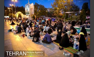 افطاری ساده در حاشیه نمایشگاه قرآن 23