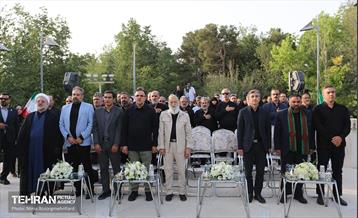 اهتزاز پرچم عزای حسینی بر فراز برج پرچم ایران 36