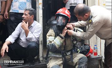 آتش‌سوزی انبار چسب در بازار تهران 15