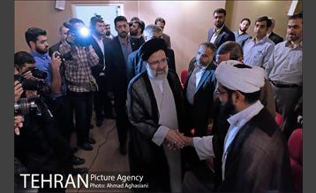 اهدای مدال های دانشجویان نخبه به مقام معظم رهبری 3