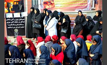 ادای احترام دانش آموزان به کارکنان آتش نشان ایستگاه 100‎ 9