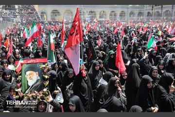 اقامه نماز بر پیکر آقای شهید ایران - 1 2