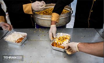 طبخ غذای نذری عتبه علوی برای آسیب دیدگان جنگ رمضان