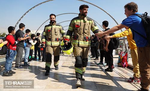 مسابقه پله‌نوردی آتش‌نشانان در برج میلاد 53